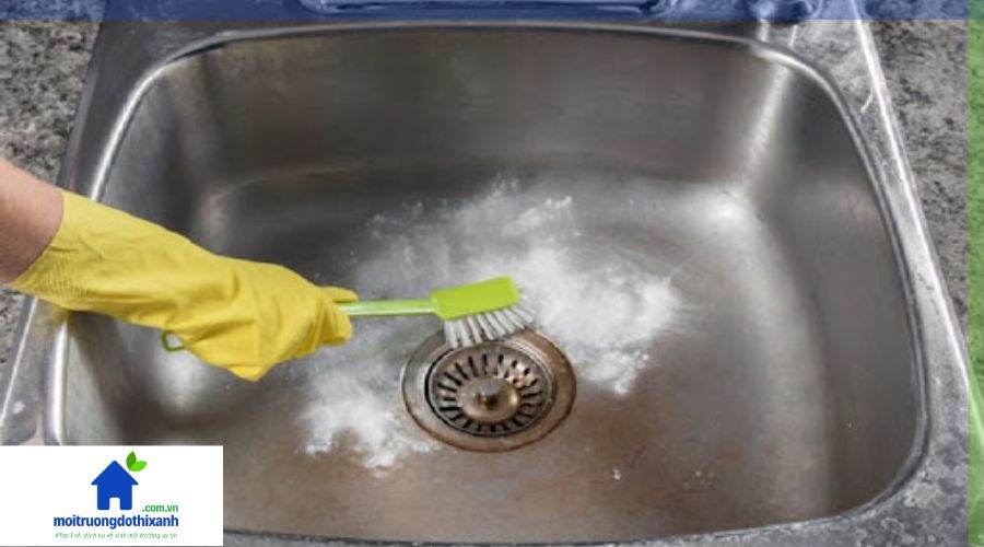 Cách xử lý cống bị trào ngược hiệu quả bằng bàn chải