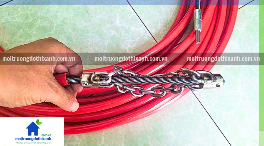 xử lý cống nghẹt với xích thông cống