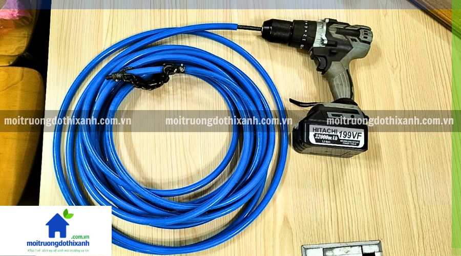 Xích thông cống gắn với máy khoan cầm tay