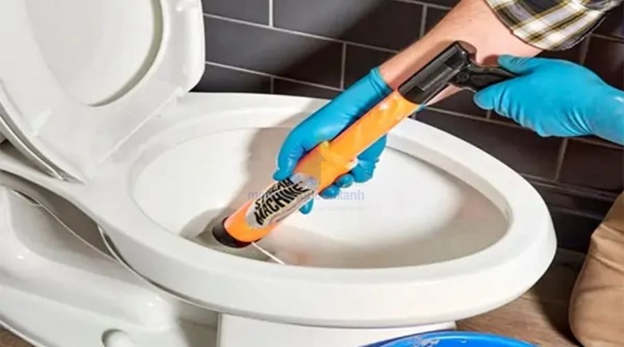 Mẹo dùng cây thụt để khơi thông bồn cầu bị tắc nước