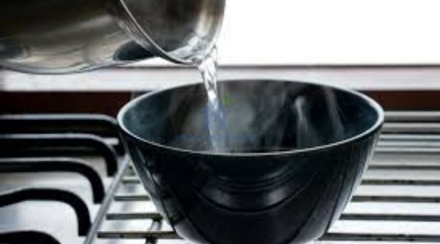 Thông bồn cầu bằng nước rửa chén và nước nóng