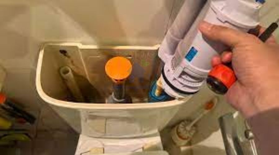 Cách kiểm tra phao nước khi bồn cầu chảy liên tục
