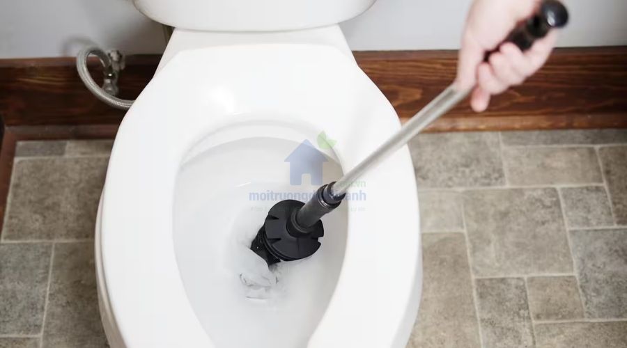 Hướng dẫn thông bồn cầu bằng que xoắn lò xo