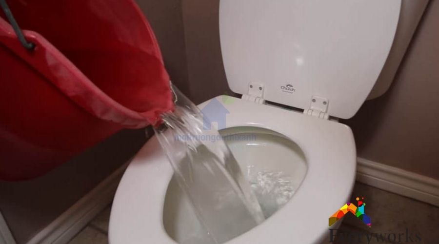 Kết hợp nước nóng và xà phòng rửa chén thông bồn cầu