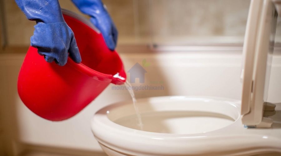 Sử dụng nước nóng và xà phòng thông bồn cầu