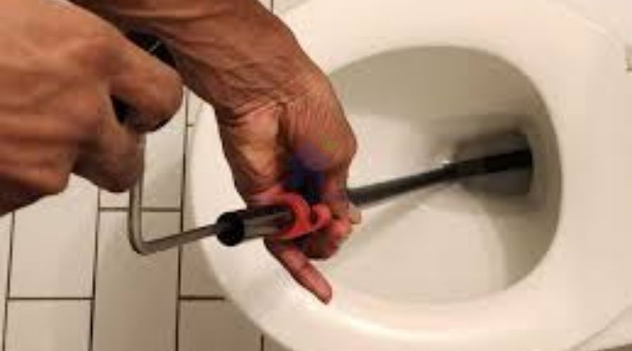 Cách sử dụng gậy thông bồn cầu bị tắc giấy vệ sinh