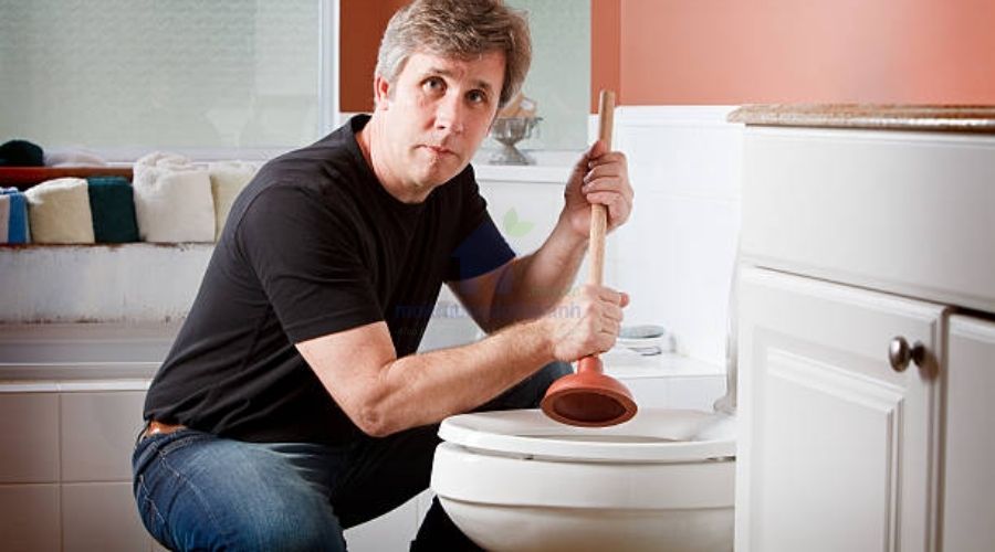 Cách xử lý bồn cầu nghẹt đồ vật