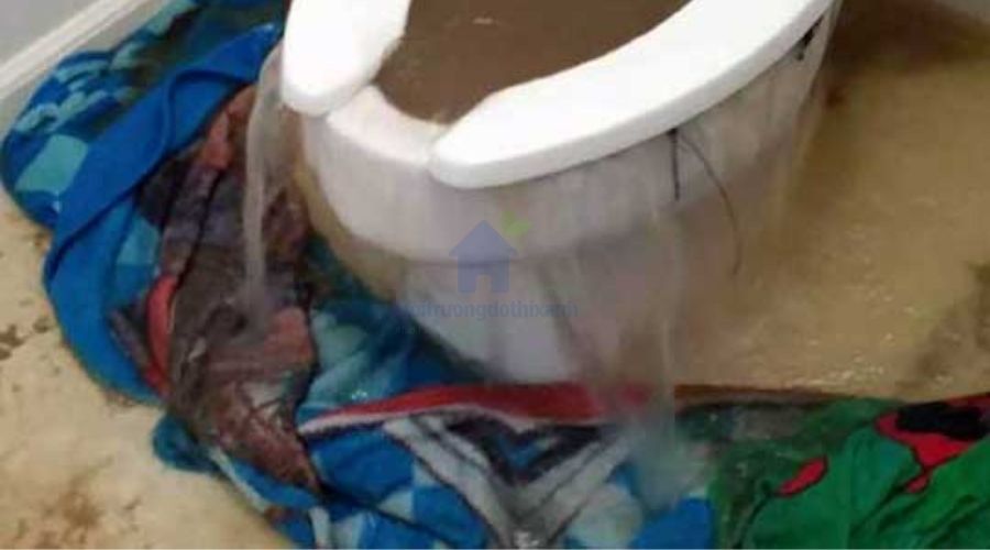 Những lưu ý khi tự thông bồn cầu bị nghẹt đồ chơi