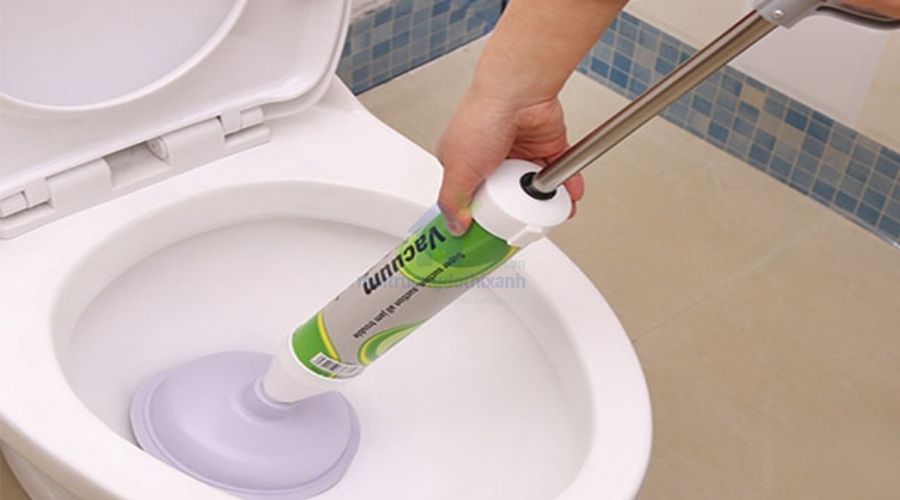 Cách thông bồn cầu bằng cây thụt đơn giản, dứt điểm tức thì