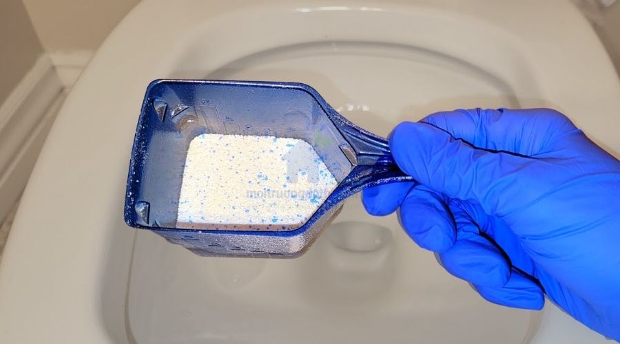 Thông bồn cầu bằng bột giặt an toàn, tiết kiệm