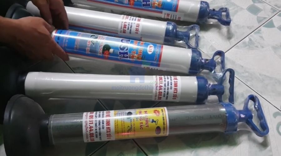 Sử dụng cây thụt cao su xử lý tắc bồn cầu an toàn