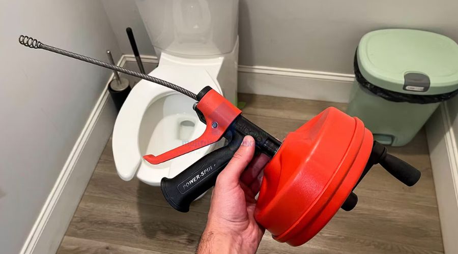 Cách thông bồn cầu bằng dây lò xo chuẩn kỹ thuật tại nhà