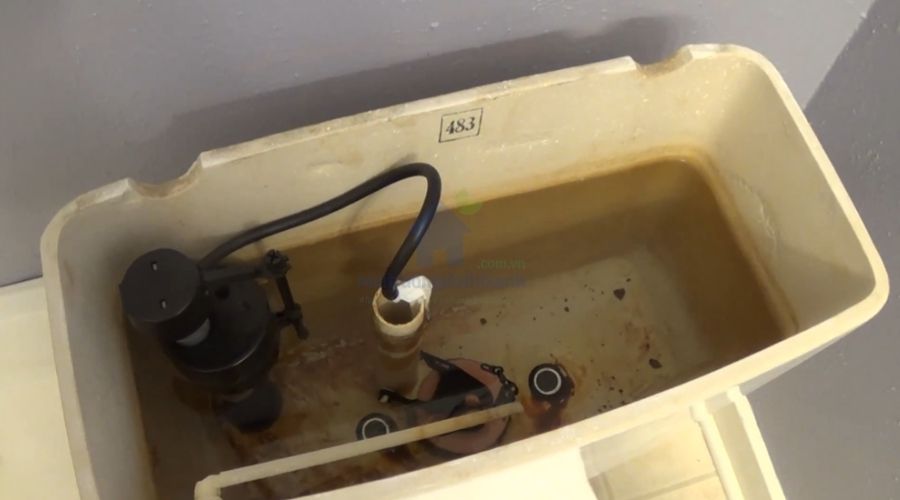 Cách dừng dòng nước chảy liên tục trong bồn cầu