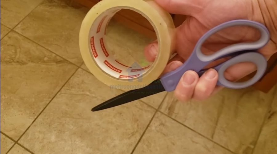 Mẹo dân gian dùng băng dính thông tắc bồn cầu sạch sẽ