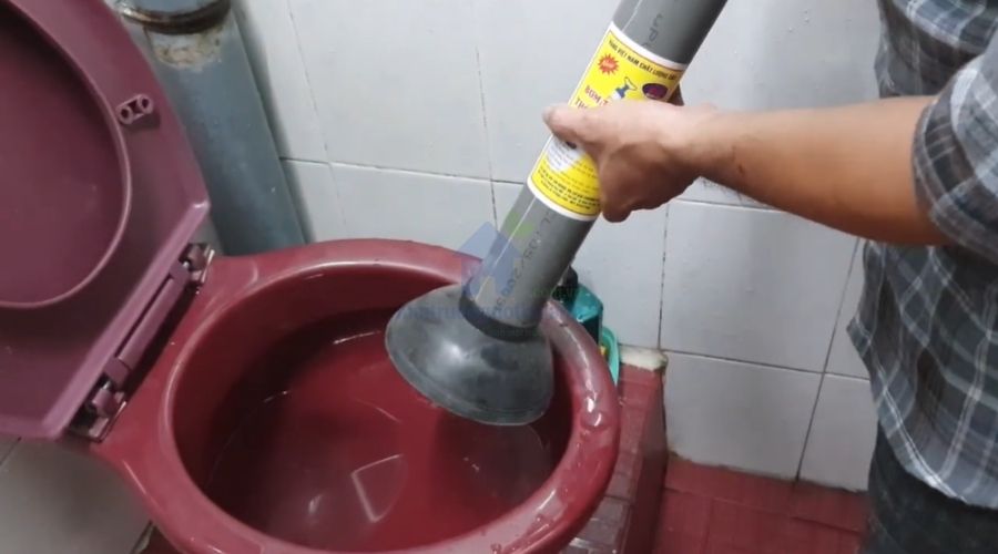 Các bước sử dụng cây bơm thụt bồn cầu đúng kỹ thuật
