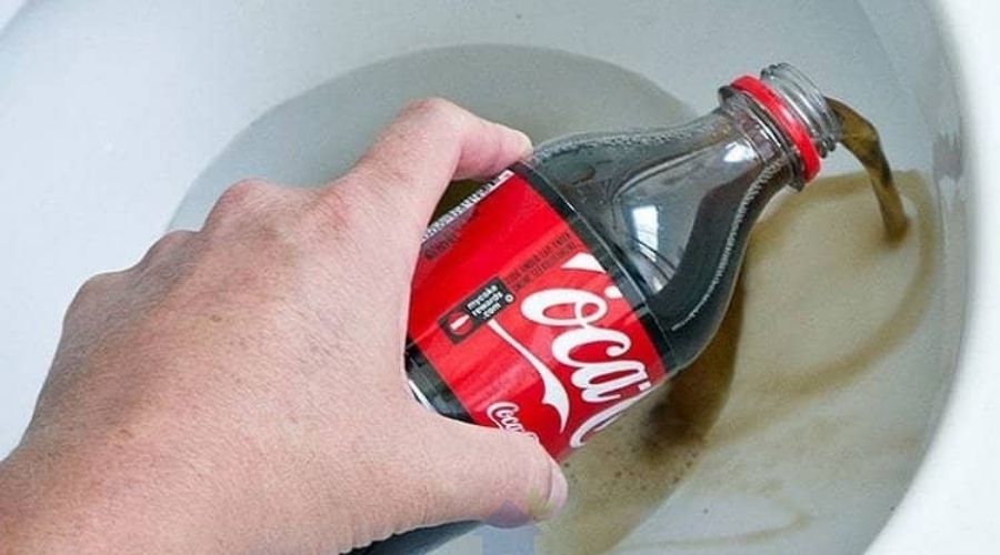 Thông bồn cầu bị tắc giấy bằng Coca Cola
