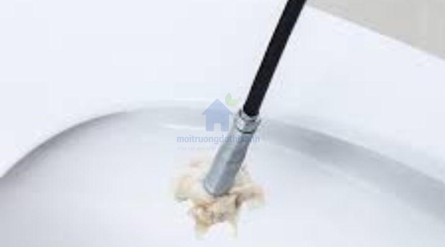 Cách thông bồn cầu bằng gậy lò xo chuyên dụng