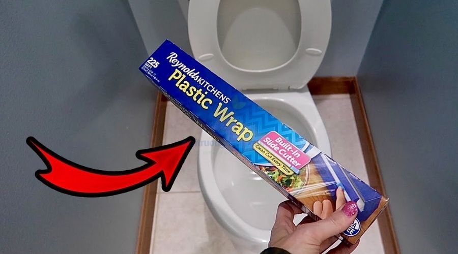 Mẹo thông tắc bồn cầu bằng màng bọc thực phẩm