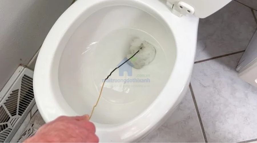Tự chế dụng cụ thông bồn cầu từ móc áo hiệu quả