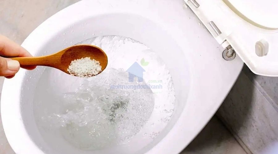 Hướng dẫn thông bồn cầu bằng muối và baking soda
