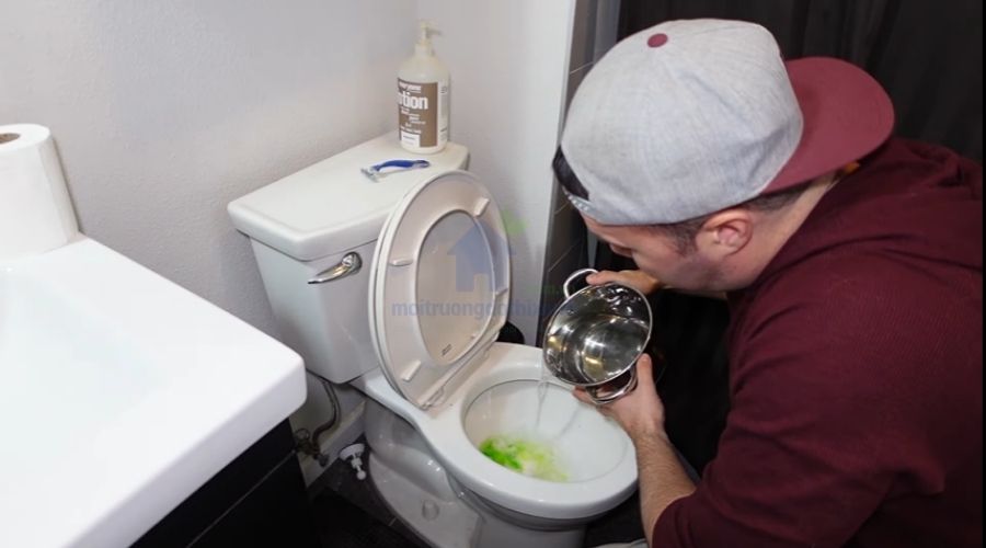 Mẹo chữa tắc bồn cầu bằng nước rửa chén