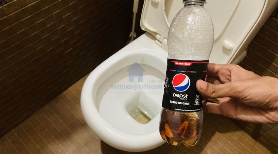 Cách làm sạch bồn cầu và thông tắc bằng Pepsi