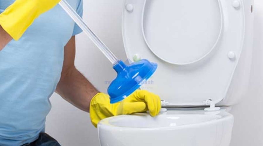 Tự xử lý bồn cầu nghẹt tại Hóc Môn