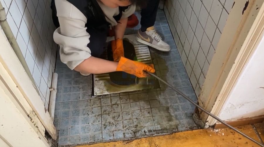 Quy trình thông bồn cầu ngồi xổm an toàn, đúng kỹ thuật