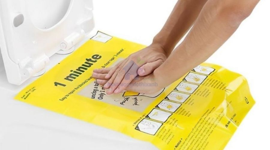 Dán miếng thông bồn cầu để xử lý bồn cầu bị tắc