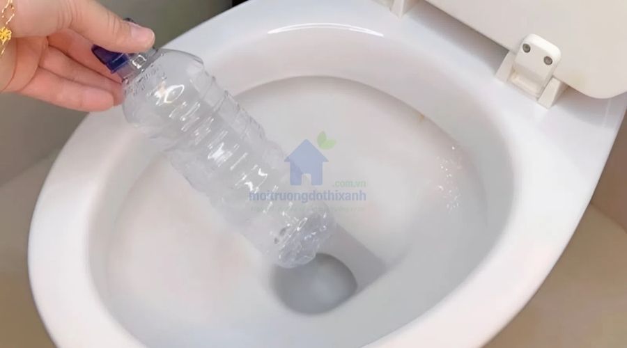 Cách thông tắc bồn cầu bằng chai nhựa đảm bảo vệ sinh