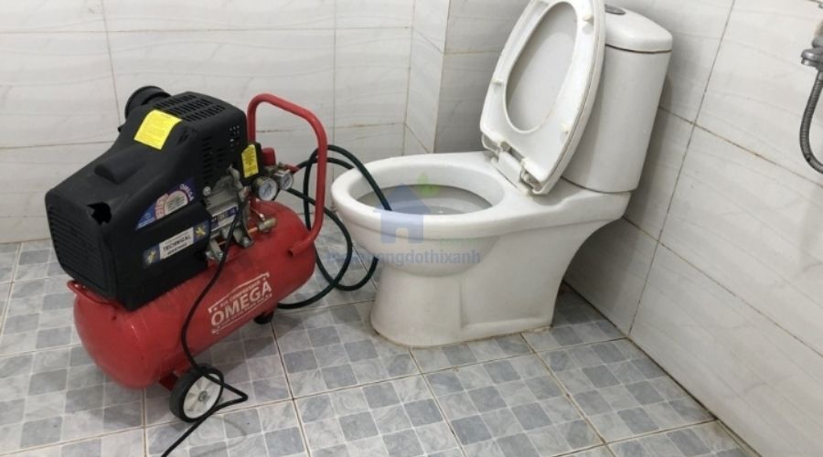 Hướng dẫn chi tiết cách thông bồn cầu bằng máy nén khí