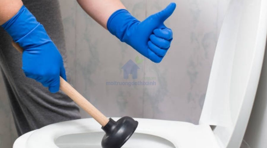 Thông bồn cầu bằng cách nào nhanh, đơn giản, an toàn