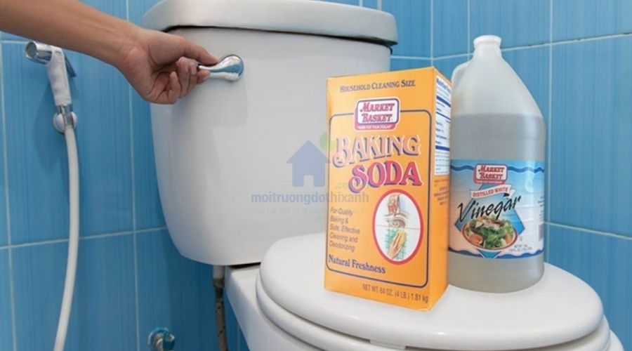 Sử dụng baking soda và giấm thông bồn cầu