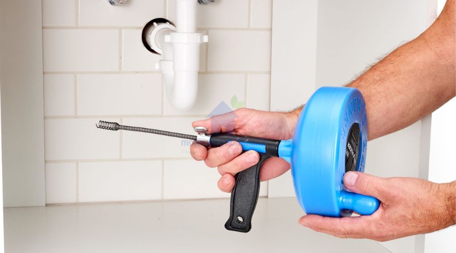 Cách dùng dây lò xo để thông tắc bồn cầu nhanh chóng