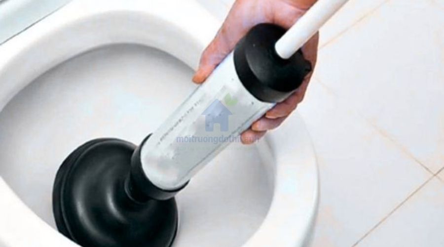 thông tắc bồn cầu bằng pittong