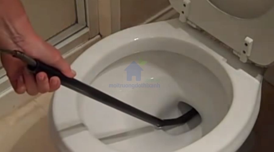 Hướng dẫn sử dụng gậy thông bồn cầu hiệu quả