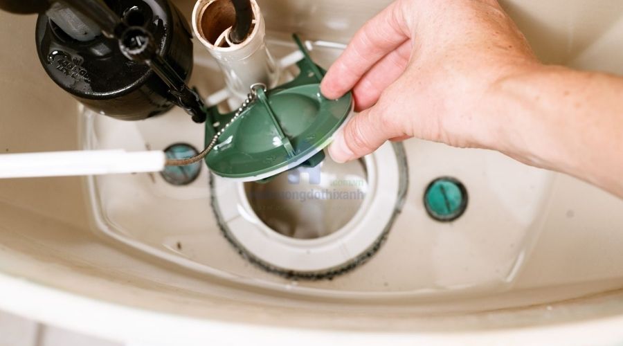 Sửa bồn cầu bị chảy nước liên tục tại két nước