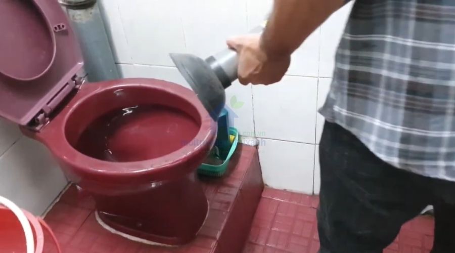 Hướng dẫn sử dụng cây thụt để thông tắc bồn cầu hiệu quả