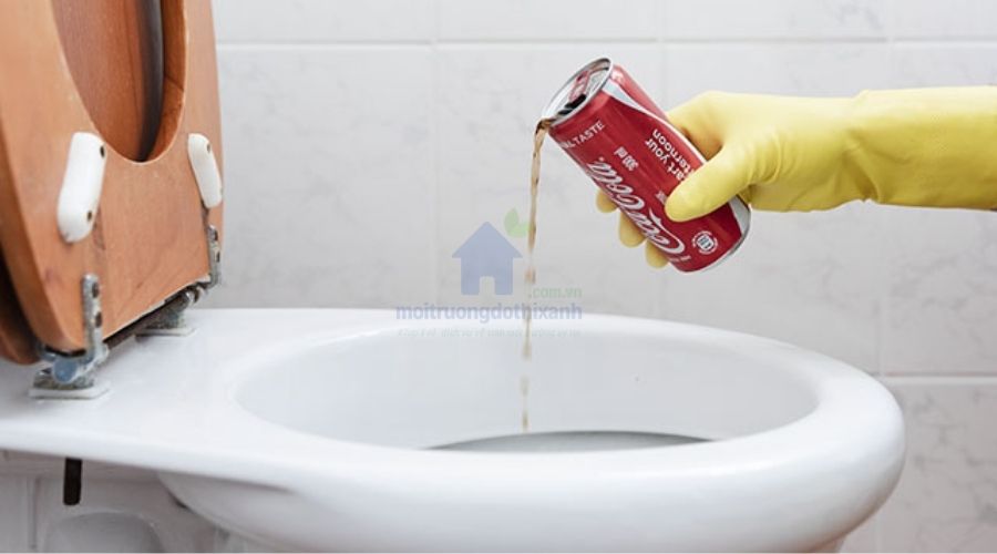 Hướng dẫn chi tiết thông bồn cầu bằng Coca Cola