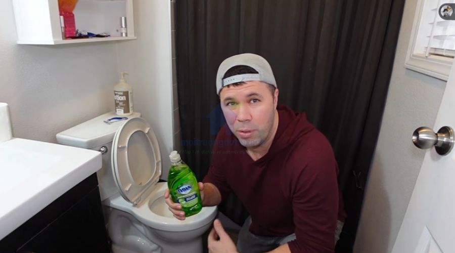 Cách xử lý bồn cầu tắc giấy bằng nước rửa chén