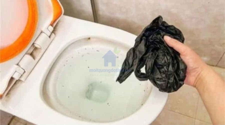 Cách thông bồn cầu bằng túi bóng ni lông nhanh gọn tại nhà