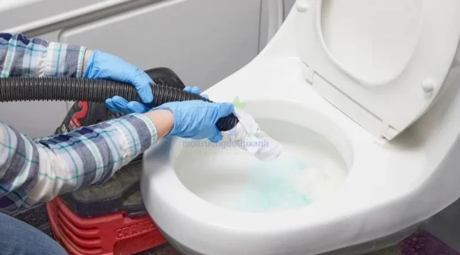 Cách thông bồn cầu bị tắc vật cứng hiệu quả