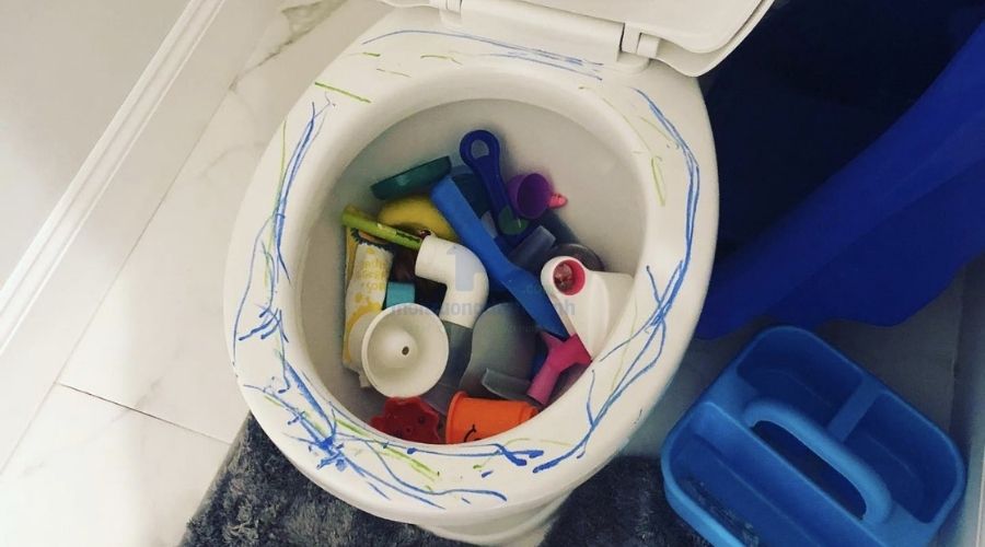 Cách thông bồn cầu bị tắc vật cứng dứt điểm, nhanh chóng