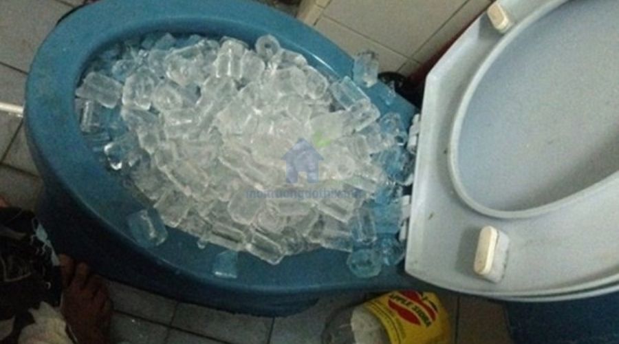 Hướng dẫn sử dụng đá lạnh để thông tắc bồn cầu