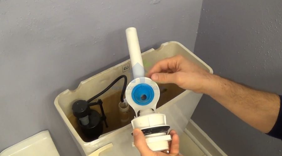 Hướng dẫn xử lý bồn cầu bị rò rỉ nước không dứt