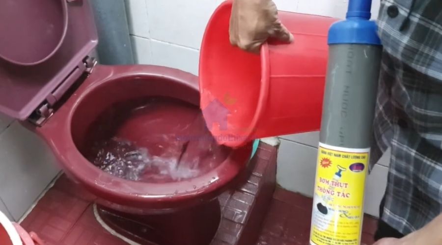 Chuẩn bị trước khi sử dụng cây bơm thụt bồn cầu