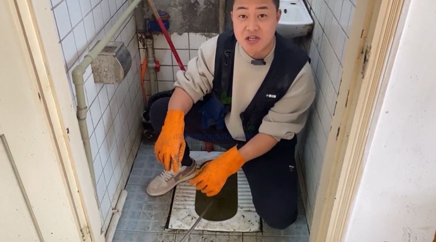 Cách thông bồn cầu ngồi xổm bị đầy nước