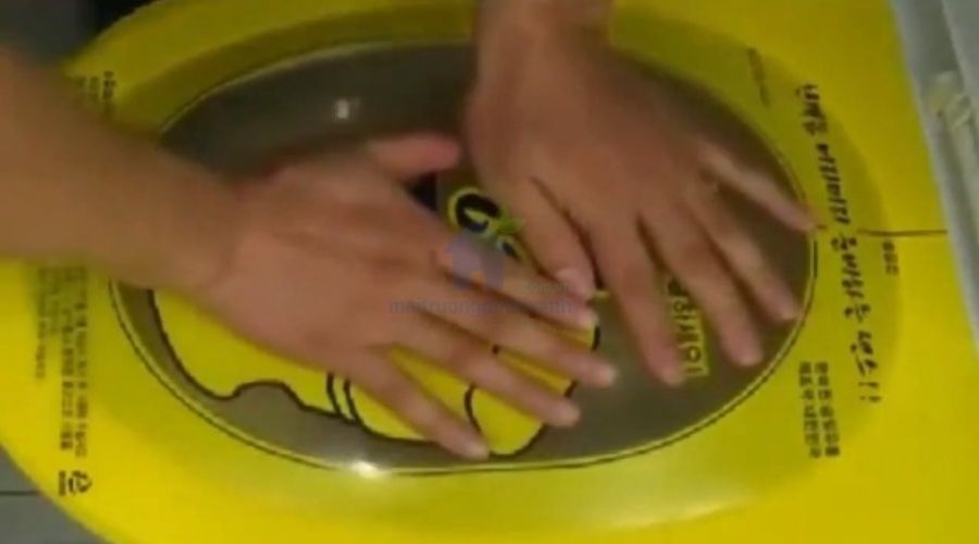 Hướng dẫn dán miếng thông bồn cầu đúng cách