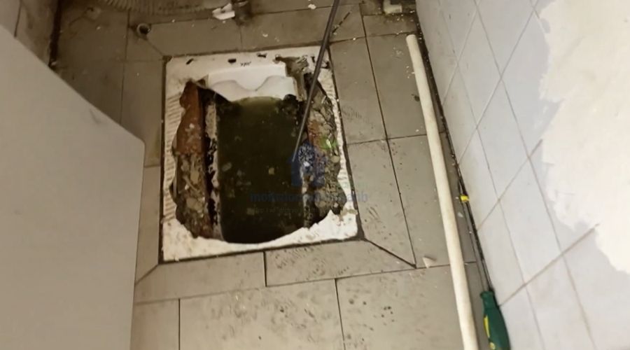 Xử lý bồn cầu ngồi xổm tắc do dị vật