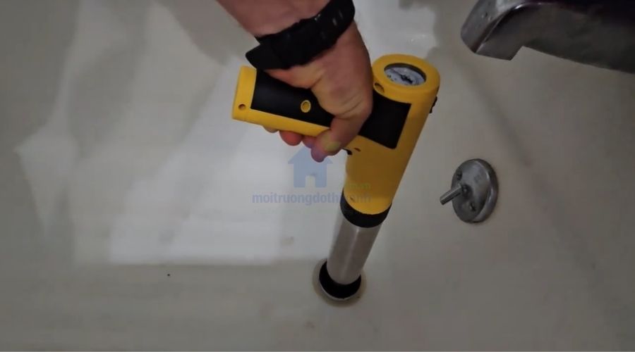 Cách dùng súng bắn hơi thông tắc bồn cầu an toàn